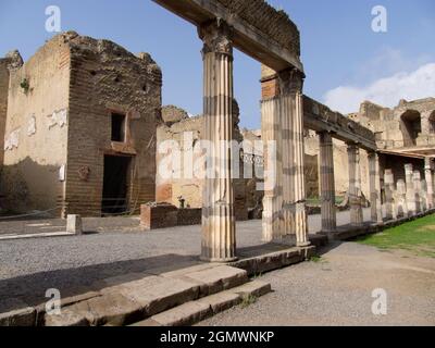 Herculaneum, Italien - 22. Oktober 2014 Herculaneum liegt im Schatten des Vesuv und war eine alte römische Stadt, die durch einen großen vulkanischen Aufbruch zerstört wurde Stockfoto