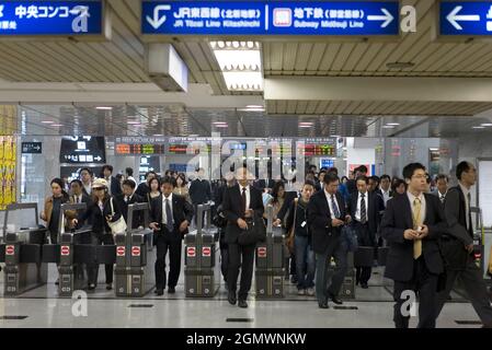 Osaka, Japan - 4. November 2005; vor der Pandemie könnten die Stoßzeiten in japanischen Städten furchterregend sein. Hier sehen wir Menschenmassen an der Ticketschranke im hektischen Treiben Stockfoto