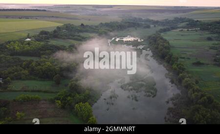 Wolke tief über dem Fluss im Tal. Stockfoto