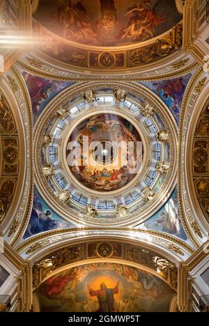 St. Petersburg, Russland - 12. Juni 2011; keine Menschen im Blick. Die prächtige Isaakskathedrale (Isaakievskiy Sobor) ist ein prominentes Wahrzeichen von Saint Stockfoto