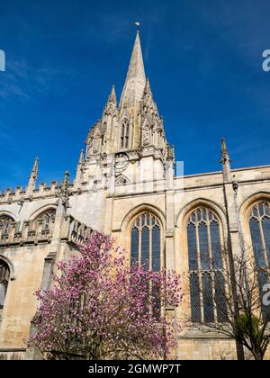 Die University Church of St Mary the Virgin ist eine prominente Oxford-Kirche, die sich auf der Nordseite der High Street gegenüber dem Radcliffe Square befindet. Das ist es Stockfoto