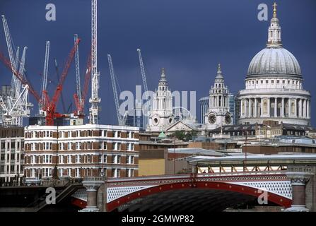 London, England - 2006; angeheizt durch die großen Haufen lustiger Gelder, die herumschwammen, gab es in der City of London einen jahrzehntelangen Bauboom, wie al Stockfoto