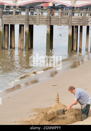 Bei Ebbe kann dieser Teil des Themse Embankment, zwischen Waterloo und Millbank, wie ein gewöhnliches Resort am Meer aussehen. Seltsame und ungewöhnliche Sehenswürdigkeiten ca. Stockfoto