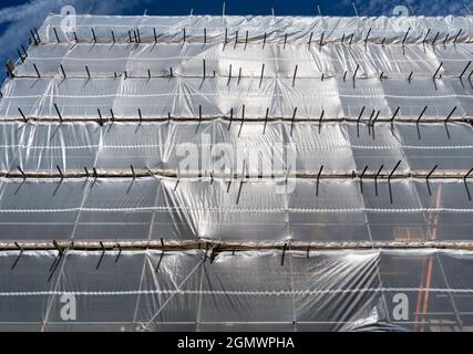 Oxford, England - 25. August 2017 Nein, keine neue Kunstinstallation, sondern ein ummanteltes, mit Gerüsten bedecktes Gebäude, das in der George Street, Oxfor, renoviert wird Stockfoto