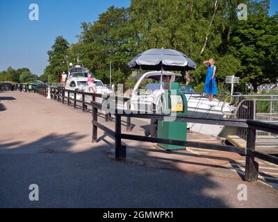 Abingdon in Oxfordshire, England - 25. Juli 2019; vier Personen in Schuss. Eine zeitlose Szene an Abingdon Schleusentoren an einem schönen Sommertag; diese sind an Stockfoto