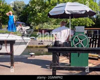 Abingdon in Oxfordshire, England - 25. Juli 2019; zwei Personen in Schuss. Eine zeitlose Szene an Abingdon Schleusentoren an einem schönen Sommertag; diese sind auf t Stockfoto