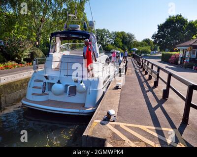 Abingdon in Oxfordshire, England - 25. Juli 2019; vier Personen in Schuss. Eine zeitlose Szene an Abingdon Schleusentoren an einem schönen Sommertag; diese sind an Stockfoto