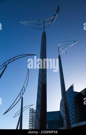 Diese schiffartige öffentliche Skulptur - Reasons for Voyage - befindet sich außerhalb der Christchurch Art Gallery (Te Pua o Waiwhetu) in South Island, Neuseeland Stockfoto