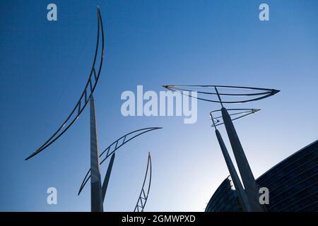 Diese schiffartige öffentliche Skulptur - Reasons for Voyage - befindet sich außerhalb der Christchurch Art Gallery (Te Pua o Waiwhetu) in South Island, Neuseeland Stockfoto