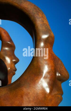 Search for Enlightenment, SimonÕs ikonische Bronzeskulptur aus zwei nach hinten geneigten Köpfen - einem männlichen, einem weiblichen - versucht, die menschliche Suche nach einzufangen Stockfoto