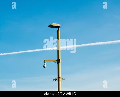 Abingdon, Oxfordshire, England - 7. Mai 2020 Big Brother beobachtet Sie... selbst ein Fußweg an der Themse in Abingdon kann den immer wieder vorgebrannten Zeiten nicht entkommen Stockfoto