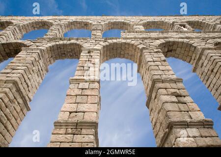 Segovia, Spanien - 22. September 2008; das Aquädukt von Segovia ist eines der am besten erhaltenen, erhöhten römischen Aquädukte und das wichtigste Symbol von Segovia, Stockfoto