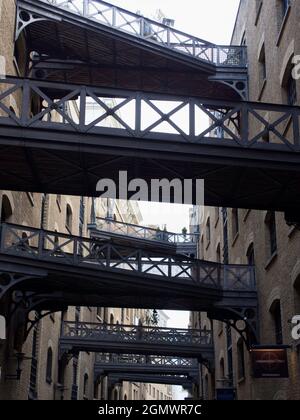 SHAD Thames ist heute das beste erhaltene Beispiel für eine Art Handelsstraße, die vor der Gentrifizierung und Entwicklung im Londoner Dockland üblich war Stockfoto