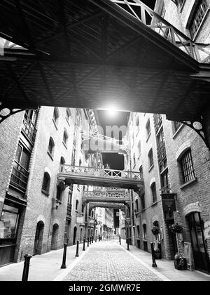 SHAD Thames ist heute das beste erhaltene Beispiel für eine Art Handelsstraße, die vor der Gentrifizierung und Entwicklung im Londoner Dockland üblich war Stockfoto