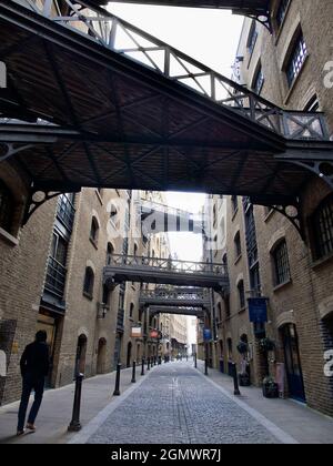 SHAD Thames ist heute das beste erhaltene Beispiel für eine Art Handelsstraße, die vor der Gentrifizierung und Entwicklung im Londoner Dockland üblich war Stockfoto