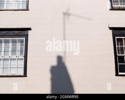 Abingdon, England - 30. August 2019 viele dieser Dinge sieht man nicht mehr - eine TV-Antenne aus der alten Analogzeit wirft ihren Schatten auf die weißen Wände o Stockfoto