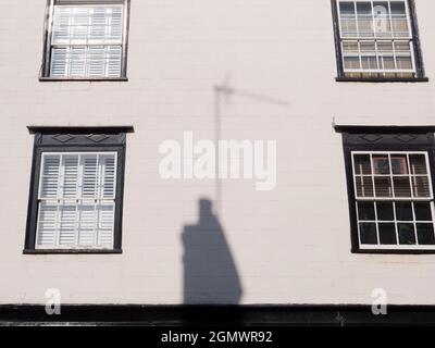 Abingdon, England - 30. August 2019 viele dieser Dinge sieht man nicht mehr - eine TV-Antenne aus der alten Analogzeit wirft ihren Schatten auf die weißen Wände o Stockfoto