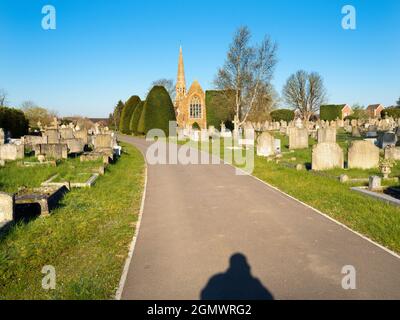 Abingdon, Oxfordshire, England - 17. April 2021; keine Menschen im Blick. Der schöne alte Abingdon Friedhof, der an einem schönen Frühlingsmorgen friedlich aussieht. Kürzlich Stockfoto