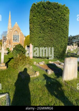 Abingdon, Oxfordshire, England - 17. April 2021; keine Menschen im Blick. Der schöne alte Abingdon Friedhof, der an einem schönen Frühlingsmorgen friedlich aussieht. Kürzlich Stockfoto