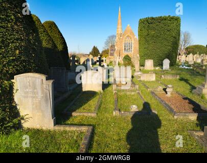 Abingdon, Oxfordshire, England - 17. April 2021; keine Menschen im Blick. Der schöne alte Abingdon Friedhof, der an einem schönen Frühlingsmorgen friedlich aussieht. Kürzlich Stockfoto