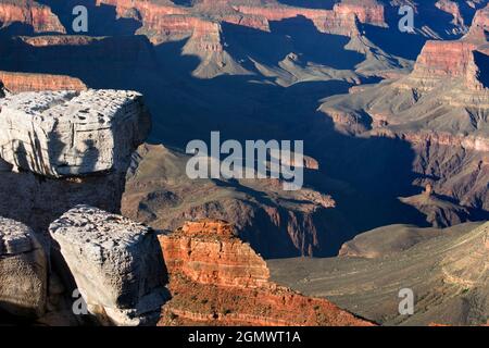 Arizona, USA - 2008. Juni; Mather Point des Grand Canyon am späten Nachmittag. Der Südrand des Grand Canyon bietet einen der spektakulärsten sce Stockfoto