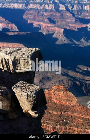 Arizona, USA - 2008. Juni; Mather Point des Grand Canyon am späten Nachmittag. Der Südrand des Grand Canyon bietet einen der spektakulärsten sce Stockfoto