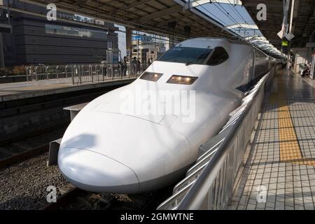 Shinkansen 700 Bullet Train in Kyoto Station, sieht aus, als ob es ziemlich schnell geht, auch wenn es still steht. Seine Höchstgeschwindigkeit liegt bei etwa 170 mph. Beli Stockfoto