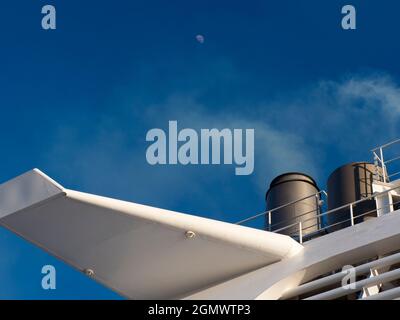 Tauranga, Neuseeland - 1. März 2019 Hier sehen wir den Trichter eines Kreuzfahrt-Linienschiffes rauchen, während wir im Hafen von Taurange in der Bucht von Plenty, Neuseeland, festmachen Stockfoto