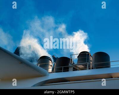 Tauranga, Neuseeland - 1. März 2019 Hier sehen wir den Trichter eines Kreuzfahrt-Linienschiffes rauchen, während wir im Hafen von Taurange in der Bucht von Plenty, Neuseeland, festmachen Stockfoto