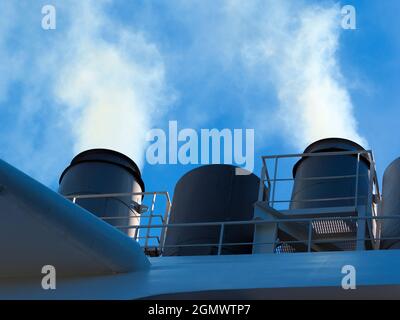 Tauranga, Neuseeland - 1. März 2019 Hier sehen wir den Trichter eines Kreuzfahrt-Linienschiffes rauchen, während wir im Hafen von Taurange in der Bucht von Plenty, Neuseeland, festmachen Stockfoto