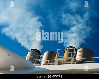 Tauranga, Neuseeland - 1. März 2019 Hier sehen wir den Trichter eines Kreuzfahrt-Linienschiffes rauchen, während wir im Hafen von Taurange in der Bucht von Plenty, Neuseeland, festmachen Stockfoto