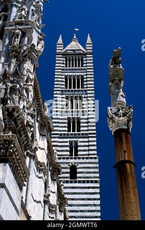 Siena, Italien - Mai 2004; die Kathedrale von Siena (Duomo di Siena) ist eine schöne mittelalterliche Kirche in Siena, Italien, die der Himmelfahrt Mariens gewidmet ist. The cathedr Stockfoto