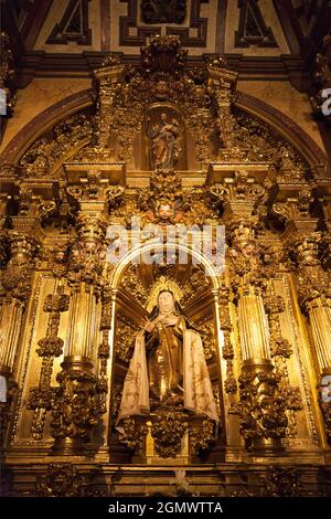 Dieser üppige, mit Gold verkrustete Schrein erinnert an die heilige Teresa von çvila, die eine prominente spanische Mystikerin, römisch-katholische heilige, Karmelitin, Autorin war Stockfoto