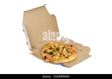 Pizza in offener Box isoliert auf weißem Hintergrund mit Beschneidungspfad Stockfoto