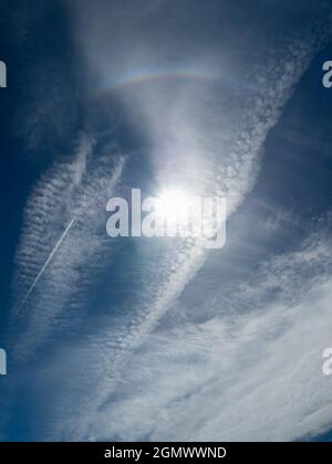 Aus irgendeinem seltsamen Grund hat mein Heimatdorf Radley in Oxfordshire, Großbritannien, oft einen spektakulären Himmel. Eine ihrer Seltenheiten ist die Häufigkeit der Himmel whic Stockfoto