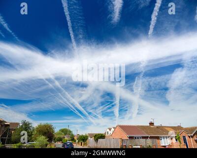 Aus irgendeinem seltsamen Grund hat mein Heimatdorf Radley in Oxfordshire, Großbritannien, oft einen spektakulären Himmel. Eine ihrer Seltenheiten ist die Häufigkeit der Himmel whic Stockfoto