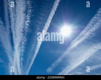 Aus irgendeinem seltsamen Grund hat mein Heimatdorf Radley in Oxfordshire, Großbritannien, oft einen spektakulären Himmel. Eine ihrer Seltenheiten ist die Häufigkeit der Himmel whic Stockfoto