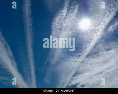 Aus irgendeinem seltsamen Grund hat mein Heimatdorf Radley in Oxfordshire, Großbritannien, oft einen spektakulären Himmel. Eine ihrer Seltenheiten ist die Häufigkeit der Himmel whic Stockfoto