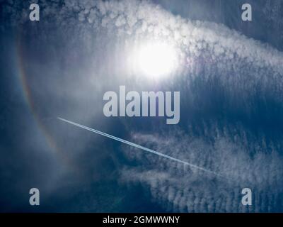 Aus irgendeinem seltsamen Grund hat mein Heimatdorf Radley in Oxfordshire, Großbritannien, oft einen spektakulären Himmel. Eine ihrer Seltenheiten ist die Häufigkeit der Himmel whic Stockfoto