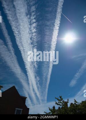 Aus irgendeinem seltsamen Grund hat mein Heimatdorf Radley in Oxfordshire, Großbritannien, oft einen spektakulären Himmel. Eine ihrer Seltenheiten ist die Häufigkeit der Himmel whic Stockfoto