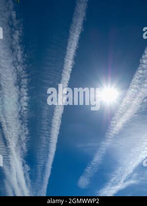 Aus irgendeinem seltsamen Grund hat mein Heimatdorf Radley in Oxfordshire, Großbritannien, oft einen spektakulären Himmel. Eine ihrer Seltenheiten ist die Häufigkeit der Himmel whic Stockfoto