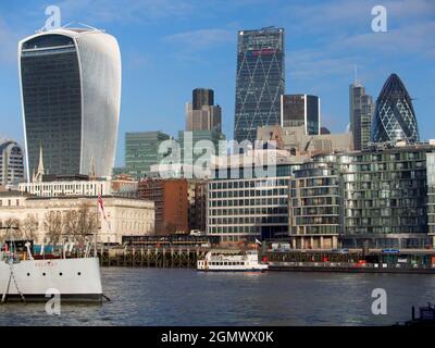 Die City of London ist ein globales Finanzzentrum; ihre Skyline hat sich in den letzten Jahren dramatisch verändert. Die Londoner haben viele der neuen Skys den Spitznamen gegeben Stockfoto