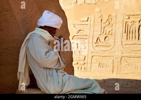 Abu Simbel, Ägypten - 4. Dezember 2010; ein rauchender Mann in Schuss. Mühsam umgesiedelt, um zu vermeiden, vom Nasser-See und dem Assuan-Staudamm, dem 320, überflutet zu werden Stockfoto