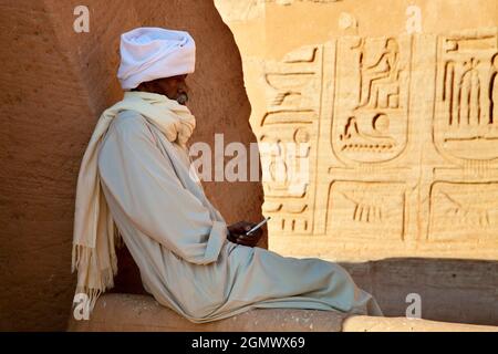 Abu Simbel, Ägypten - 4. Dezember 2010; ein rauchender Mann in Schuss. Mühsam umgesiedelt, um zu vermeiden, vom Nasser-See und dem Assuan-Staudamm, dem 320, überflutet zu werden Stockfoto