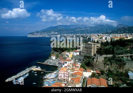 Sorrento, Italien - Februar 2011; Sorrento ist eine wunderschöne kleine Küstenstadt im Südwesten Italiens, mit Blick auf die Bucht von Neapel am Sorrentine Peninsul Stockfoto