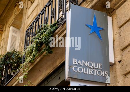 Bordeaux , Aquitaine Frankreich - 09 10 2021 : Banque Courtois Markentext und Logo Zeichen Hauptbüro älteste französische Bankagentur Stockfoto