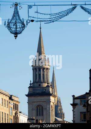 Oxford, England - 6. November 2017 Weihnachtsdekoration in der Oxford High Street, mit einigen der berühmten träumenden Türme der Stadt im Hintergrund. Wir sehen Stockfoto