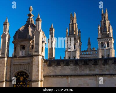 Oxford, England - 30. November 2018 All Souls College wurde 1438 von Heinrich VI. Von England und dem Erzbischof von Canterbury gegründet. Nur für All-so Stockfoto