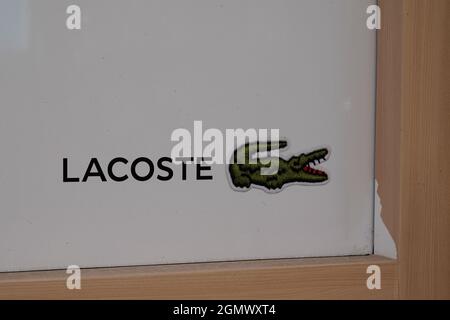 Bordeaux , Aquitaine Frankreich - 09 10 2021 : Lacoste Logo Marke Store Zeichen Text Shop Sport Französisch Modeunternehmen Stockfoto