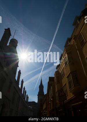 Die Turl Street verbindet zwei der Hauptverkehrsstraßen von Oxford - die High Street und die Broad Street. Es enthält nicht weniger als drei historische Hochschulen - Jesus, Stockfoto